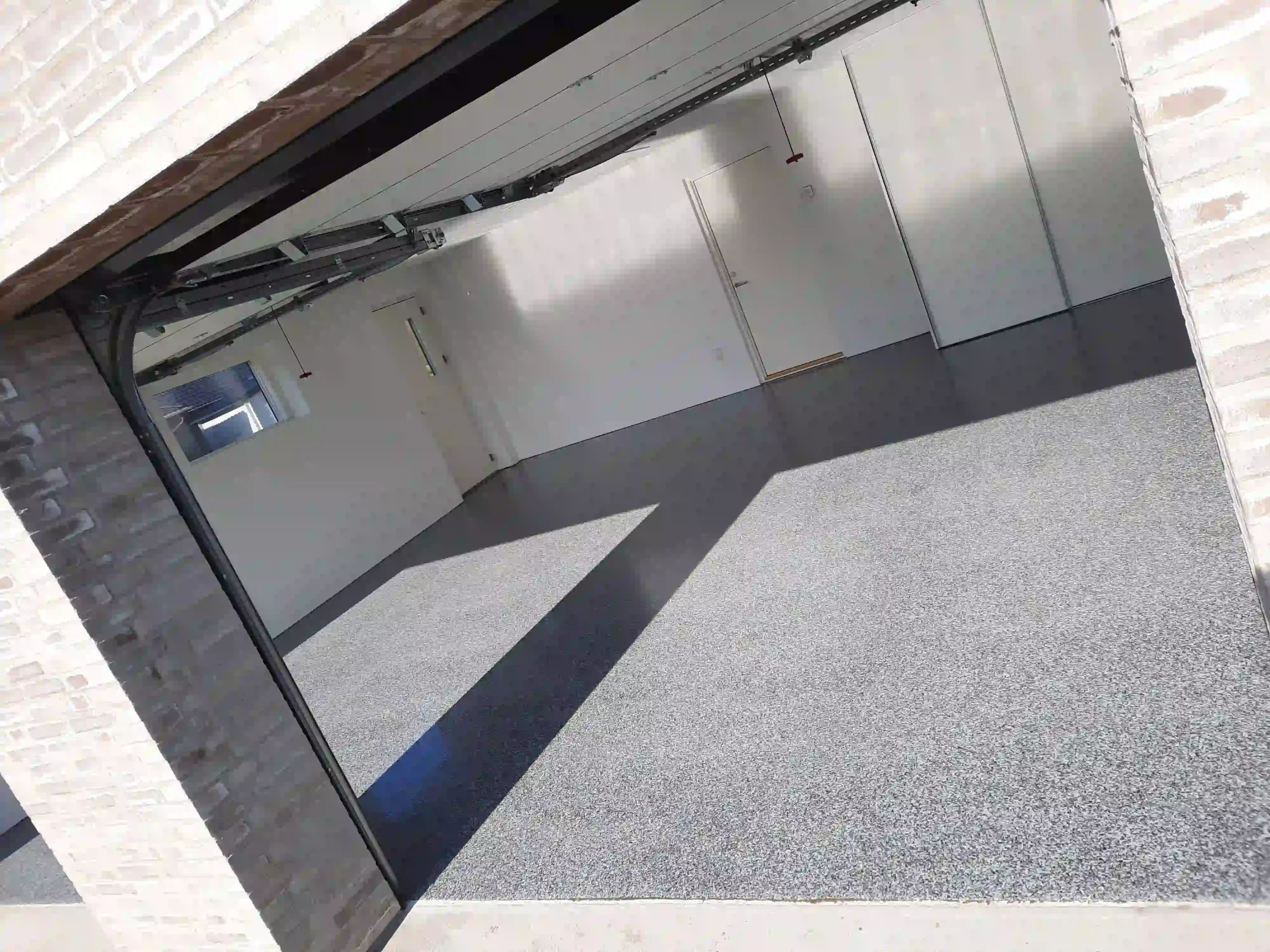 Flake gulv i garage med skridsikker topcoat
